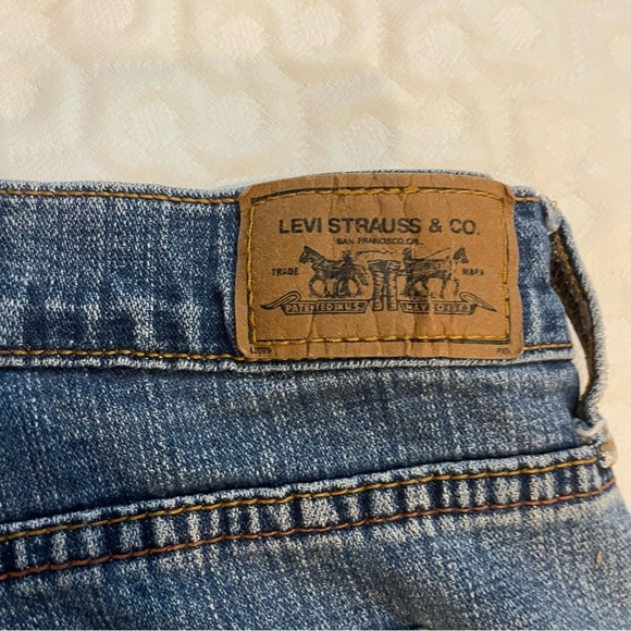 Levi 515 Women's Size 12 Blue Denim Shorts Distressed Light Wash Summer 4 inch - Picture 10 of 11